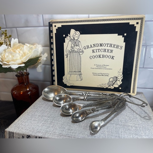 Country Kitchen ANTHROPOLOGIE 5 Piece Measuring Spoon Set on Safety Pin Holder - Picture 1 of 11